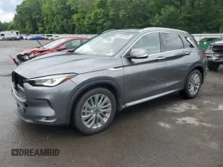 ✅ 2023 Infiniti QX50 Luxe • VIN: 3PCAJ5BB8PF113624 • Lot: 63203195. Wystawiony na Copart z przebiegiem 77 596 mil. Bezpłatny archiwum sprzedaży aukcyjnych z USA i szczegółowy raport historii pojazdu na DreamBid. Zdjęcie 1.