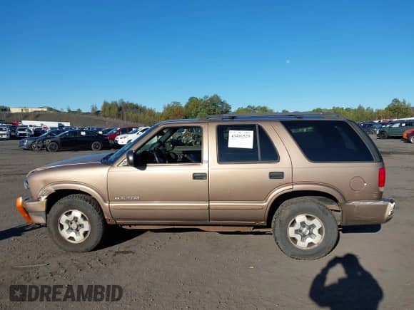 2003 Chevrolet Blazer LS z VIN 1GNDT13X03K108870, wystawiony jako IAAI lot #43406529 z przebiegiem 110 639 mil mil oraz . Historia ofert i sprzedaży dostępna na DreamBid. Obrazek 14.
