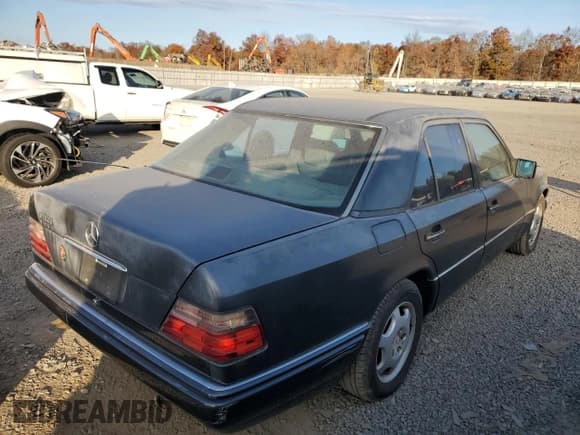 ✅ 1995 Mercedes-Benz E 320 • VIN: WDBEA32E4SC245977 • Лот: 77588644. Опубликован ранее на Copart с пробегом 140 070 миль. Бесплатный доступ к архиву аукционных продаж из США и подробный отчёт об истории автомобиля на DreamBid. Изображение 3.