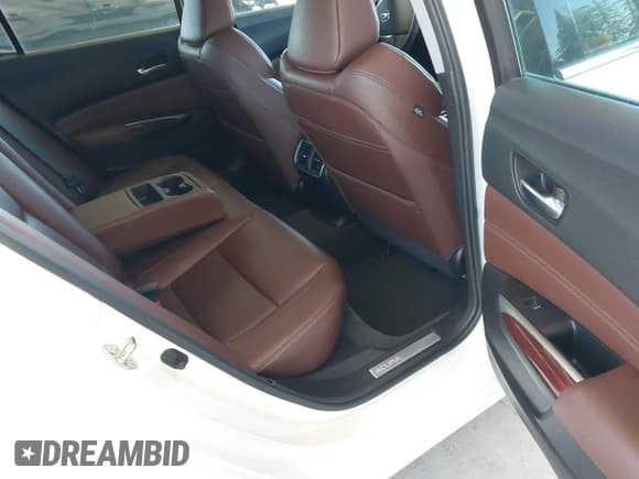 ✅ 2017 Acura TLX • VIN: 19UUB1F32HA000074 • Lot: 43053395. Wystawiony na IAAI z przebiegiem 87 360 mil. Bezpłatny archiwum sprzedaży aukcyjnych z USA i szczegółowy raport historii pojazdu na DreamBid. Zdjęcie 8.