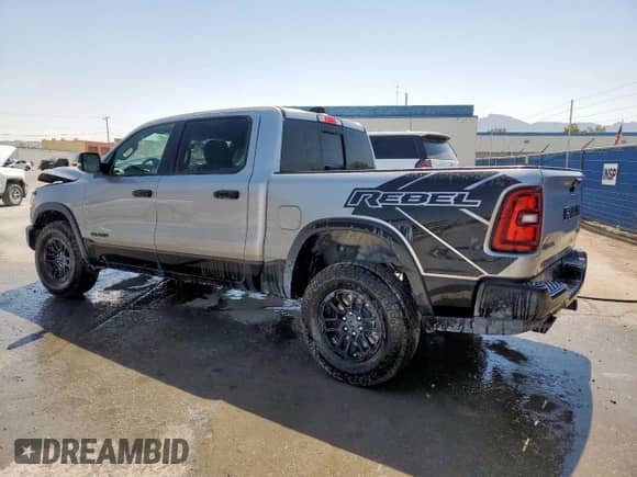 2025 Ram 1500 Rebel z VIN 1C6SRFLP0SN570460, wystawiony jako Copart lot #60926435 z przebiegiem 35 584 mil mil oraz Czysty tytuł • Clean title. Historia ofert i sprzedaży dostępna na DreamBid. Obrazek 2.
