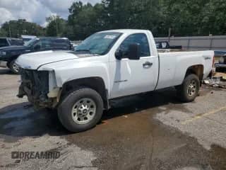 2013 Chevrolet Silverado 2500HD Work Truck z VIN 1GC0KVCG7DZ341865, wystawiony jako Copart lot #68502185 z przebiegiem 282 629 mil mil oraz Szkoda całkowita • Salvage title. Historia ofert i sprzedaży dostępna na DreamBid. Obrazek 1.