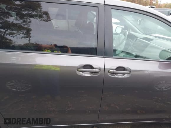 ✅ 2013 Toyota Sienna LE • VIN: 5TDKK3DC3DS376882 • Lot: 43569276. Wystawiony na IAAI z przebiegiem 131 245 mil. Bezpłatny archiwum sprzedaży aukcyjnych z USA i szczegółowy raport historii pojazdu na DreamBid. Zdjęcie 14.