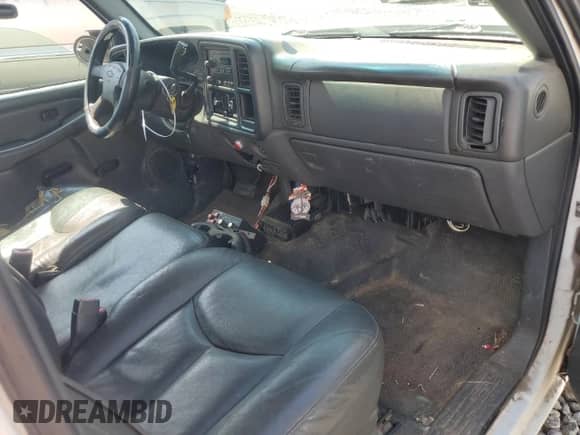 2006 Chevrolet Silverado 1500 Work Truck z VIN 3GCEC14VX6G176163, wystawiony jako Copart lot #81548865 z przebiegiem 137 783 mil mil oraz Szkoda całkowita • Salvage title. Historia ofert i sprzedaży dostępna na DreamBid. Obrazek 8.