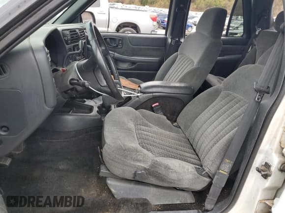 ✅ 2002 Chevrolet Blazer LS • VIN: 1GNDT13W22K192275 • Lot: 47269855. Wystawiony na Copart z przebiegiem 99 391 mil. Bezpłatny archiwum sprzedaży aukcyjnych z USA i szczegółowy raport historii pojazdu na DreamBid. Zdjęcie 7.