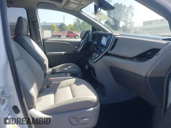 ✅ 2019 Toyota Sienna XLE • VIN: 5TDDZ3DC1KS224861 • Lot: 42093799. Listed on IAAI with 68,651 mi. Free auction sales archive from the USA and detailed vehicle history report at DreamBid. Image 5.