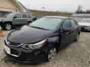 2017 Chevrolet Cruze LS z VIN 1G1BC5SM4H7210755, wystawiony jako Copart lot #66201202 z przebiegiem 48 259 mil mil oraz . Historia ofert i sprzedaży dostępna na DreamBid. Obrazek 2.