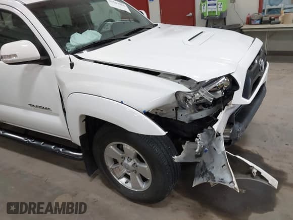 ✅ 2014 Toyota Tacoma • VIN: 3TMLU4EN5EM158285 • Lot: 42583384. Listed on IAAI with 11,353 mi. Free auction sales archive from the USA and detailed vehicle history report at DreamBid. Image 18.