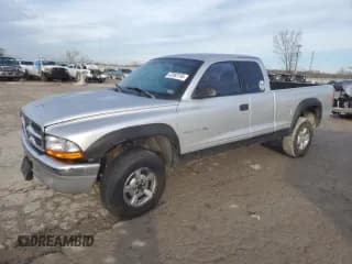 ✅ 2002 Dodge Dakota • VIN: 1B7GG42X22S511194 • Lot: 42983195. Wystawiony na Copart z przebiegiem 131 808 mil. Bezpłatny archiwum sprzedaży aukcyjnych z USA i szczegółowy raport historii pojazdu na DreamBid. Zdjęcie 1.