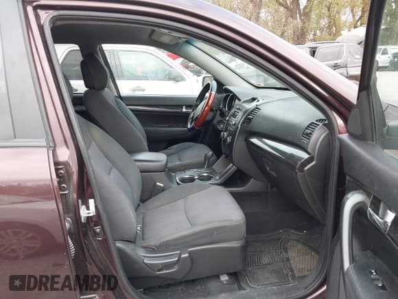 ✅ 2012 Kia Sorento LX • VIN: 5XYKTCA6XCG238151 • Lot: 43635332. Listed on IAAI with 243,234 mi. Free auction sales archive from the USA and detailed vehicle history report at DreamBid. Image 5.