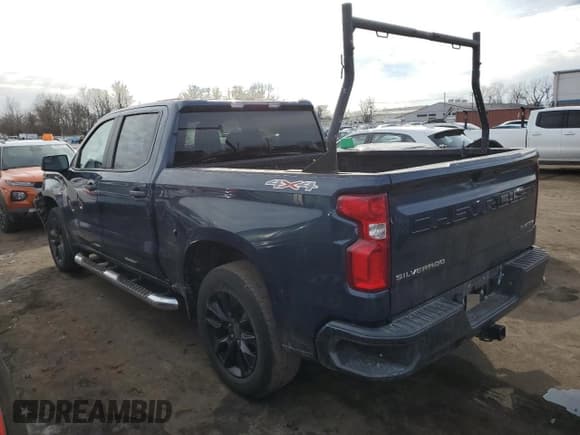 ✅ 2021 Chevrolet Silverado 1500 Custom • VIN: 1GCPYBEH8MZ116002 • Lot: 46158675. Wystawiony na Copart z przebiegiem 106 535 mil. Bezpłatny archiwum sprzedaży aukcyjnych z USA i szczegółowy raport historii pojazdu na DreamBid. Zdjęcie 2.