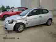 2008 Hyundai Accent GS z VIN KMHCM36C58U071165, wystawiony jako Copart lot #64824024 z przebiegiem 207 550 mil mil oraz Nie do naprawy • Non repairable. Historia ofert i sprzedaży dostępna na DreamBid. Obrazek 1.