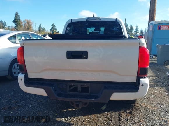 ✅ 2017 Toyota Tacoma TRD Sport • VIN: 3TMCZ5AN5HM101876 • Lot: 43658145. Wystawiony na IAAI z przebiegiem 121 578 mil. Bezpłatny archiwum sprzedaży aukcyjnych z USA i szczegółowy raport historii pojazdu na DreamBid. Zdjęcie 16.