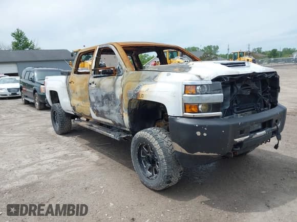 ✅ 2018 Chevrolet Silverado 2500HD LT • VIN: 1GC1KVEY1JF271786 • Лот: 41766472. Опубликован ранее на IAAI с пробегом Не указан. Бесплатный доступ к архиву аукционных продаж из США и подробный отчёт об истории автомобиля на DreamBid. Изображение 1.
