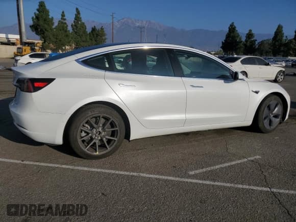 ✅ 2019 Tesla Model 3 Mid Range • VIN: 5YJ3E1EA0KF411960 • Lot: 91627825. Wystawiony na Copart z przebiegiem 19 839 mil. Bezpłatny archiwum sprzedaży aukcyjnych z USA i szczegółowy raport historii pojazdu na DreamBid. Zdjęcie 3.