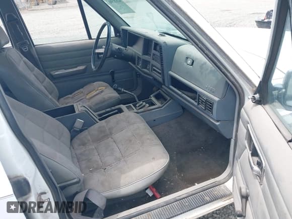 ✅ 1993 Jeep Cherokee • VIN: 1J4FT28PXPL560996 • Lot: 42526590. Listed on IAAI with 304,201 mi. Free auction sales archive from the USA and detailed vehicle history report at DreamBid. Image 5.