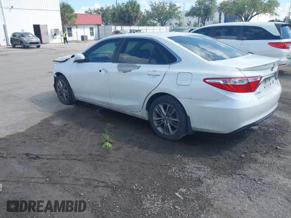 ✅ 2015 Toyota Camry XLE • VIN: 4T1BF1FK2FU946765 • Lot: 43277771. Wystawiony na IAAI z przebiegiem 164 437 mil. Bezpłatny archiwum sprzedaży aukcyjnych z USA i szczegółowy raport historii pojazdu na DreamBid. Zdjęcie 3.