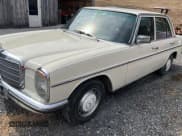 ✅ 1975 Mercedes-Benz 240 • VIN: 11511710064005 • Lot: 49530975. Wystawiony na Copart z przebiegiem 28 053 mil. Bezpłatny archiwum sprzedaży aukcyjnych z USA i szczegółowy raport historii pojazdu na DreamBid. Zdjęcie 2.