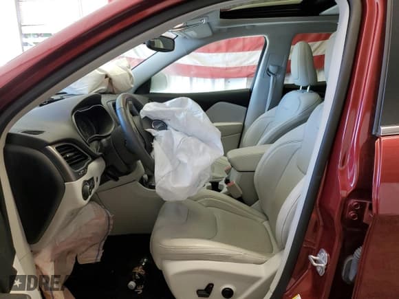 ✅ 2019 Jeep Cherokee Limited • VIN: 1C4PJMDX8KD228169 • Lot: 84559655. Wystawiony na Copart z przebiegiem 26 945 mil. Bezpłatny archiwum sprzedaży aukcyjnych z USA i szczegółowy raport historii pojazdu na DreamBid. Zdjęcie 7.