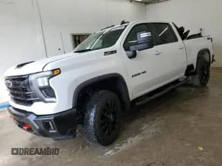 2025 Chevrolet Silverado 2500HD LT z VIN 2GC4KNEY8S1112558, wystawiony jako Copart lot #61857295 z przebiegiem 20 051 mil mil oraz Szkoda całkowita • Salvage title. Historia ofert i sprzedaży dostępna na DreamBid. Obrazek 1.