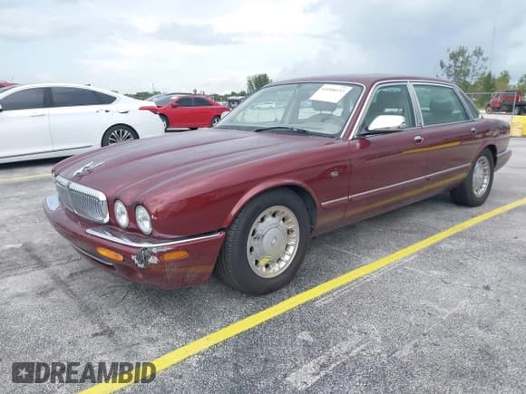 ✅ 1998 Jaguar XJ Vanden Plas • VIN: SAJKX6243WC838538 • Лот: 43108152. Опубликован ранее на IAAI с пробегом 77 876 миль. Бесплатный доступ к архиву аукционных продаж из США и подробный отчёт об истории автомобиля на DreamBid. Изображение 2.
