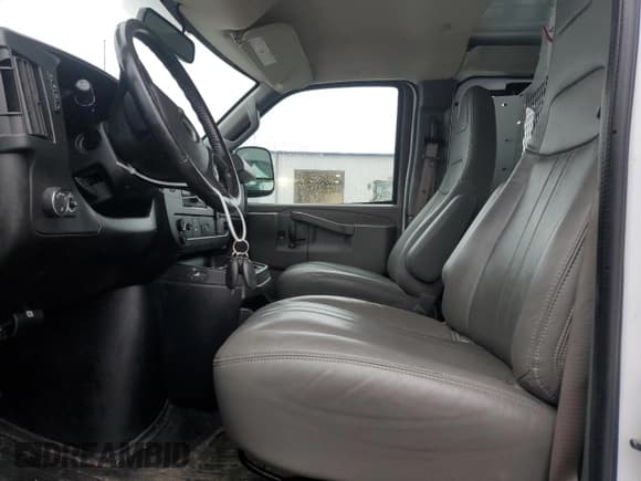 ✅ 2022 Chevrolet Express Cargo • VIN: 1GCWGAFP1N1174161 • Lot: 94396585. Wystawiony na Copart z przebiegiem 68 075 mil. Bezpłatny archiwum sprzedaży aukcyjnych z USA i szczegółowy raport historii pojazdu na DreamBid. Zdjęcie 7.
