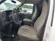 ✅ 2015 Chevrolet Express Cargo • VIN: 1GCWGFCF3F1111105 • Lot: 68623425. Wystawiony na Copart z przebiegiem 208 639 mil. Bezpłatny archiwum sprzedaży aukcyjnych z USA i szczegółowy raport historii pojazdu na DreamBid. Zdjęcie 7.