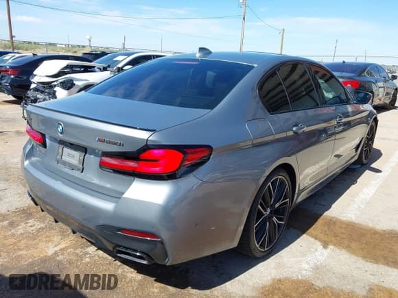 ✅ 2023 BMW 5 Series M550i xDrive • VIN: WBA13BK03PCN68835 • Lot: 42884260. Wystawiony na IAAI z przebiegiem Nie podano. Bezpłatny archiwum sprzedaży aukcyjnych z USA i szczegółowy raport historii pojazdu na DreamBid. Zdjęcie 4.