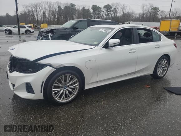 ✅ 2024 BMW 3 Series 330e xDrive • VIN: 3MW39FS04R8E39124 • Лот: 50041375. Опубликован ранее на Copart с пробегом 23 236 миль. Бесплатный доступ к архиву аукционных продаж из США и подробный отчёт об истории автомобиля на DreamBid. Изображение 1.