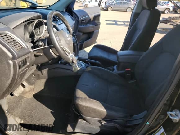 2015 Mitsubishi Outlander ES с VIN 4A4AR3AU1FE041206, выставлен на аукционе Copart как лот 84642205 с пробегом 84 637 миль миль и Списание • Salvage title. История ставок и продаж доступна на DreamBid. Изображение 7.