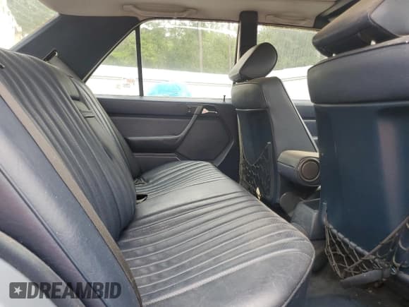 ✅ 1987 Mercedes-Benz 260 • VIN: WDBEA26D3HA496232 • Lot: 67275325. Wystawiony na Copart z przebiegiem 140 139 mil. Bezpłatny archiwum sprzedaży aukcyjnych z USA i szczegółowy raport historii pojazdu na DreamBid. Zdjęcie 10.