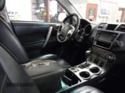 ✅ 2013 Toyota Highlander SE • VIN: 5TDZK3EH5DS132465 • Лот: 43560609. Опубликован ранее на IAAI с пробегом Не указан. Бесплатный доступ к архиву аукционных продаж из США и подробный отчёт об истории автомобиля на DreamBid. Изображение 5.