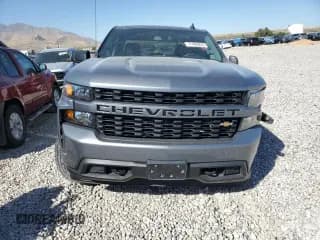 ✅ 2021 Chevrolet Silverado 1500 Custom • VIN: 1GCRYBEH9MZ106068 • Lot: 71469274. Wystawiony na Copart z przebiegiem 35 590 mil. Bezpłatny archiwum sprzedaży aukcyjnych z USA i szczegółowy raport historii pojazdu na DreamBid. Zdjęcie 5.