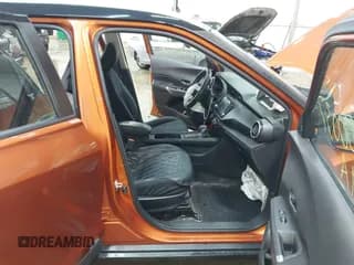 ✅ 2021 Nissan Kicks SV • VIN: 3N1CP5CV3ML503613 • Lot: 43700037. Wystawiony na IAAI z przebiegiem 77 196 mil. Bezpłatny archiwum sprzedaży aukcyjnych z USA i szczegółowy raport historii pojazdu na DreamBid. Zdjęcie 5.