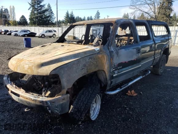 ✅ 2002 Chevrolet Silverado 2500HD LT • VIN: 1GCHK23152F153955 • Лот: 93666755. Опубликован ранее на Copart с пробегом Не указан. Бесплатный доступ к архиву аукционных продаж из США и подробный отчёт об истории автомобиля на DreamBid. Изображение 1.