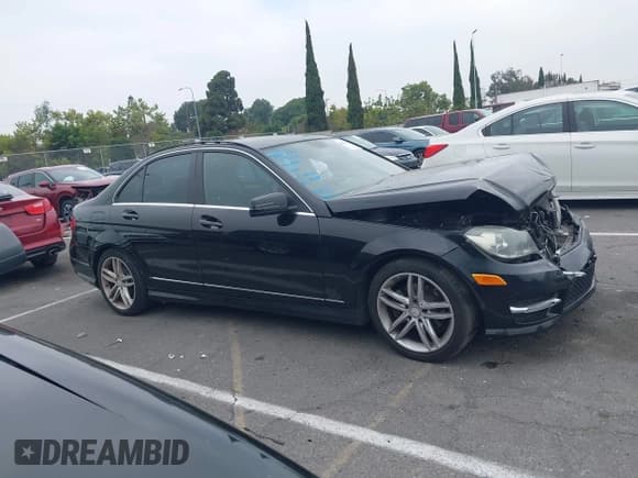 ✅ 2014 Mercedes-Benz C 250 Sport • VIN: WDDGF4HB8EA940242 • Lot: 42661812. Wystawiony na IAAI z przebiegiem 167 902 mil. Bezpłatny archiwum sprzedaży aukcyjnych z USA i szczegółowy raport historii pojazdu na DreamBid. Zdjęcie 13.