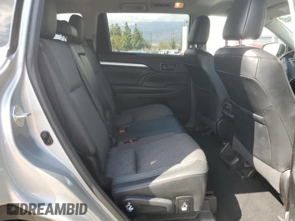 ✅ 2019 Toyota Highlander LE Plus • VIN: 5TDZZRFH6KS359285 • Lot: 81513645. Wystawiony na Copart z przebiegiem 58 007 mil. Bezpłatny archiwum sprzedaży aukcyjnych z USA i szczegółowy raport historii pojazdu na DreamBid. Zdjęcie 10.