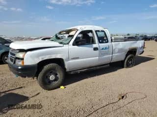 2006 Chevrolet Silverado 2500HD LT1 с VIN 1GCHK29UX6E139580, выставлен на аукционе Copart как лот 63499385 с пробегом 213 455 миль миль и Списание • Salvage title. История ставок и продаж доступна на DreamBid. Изображение 1.