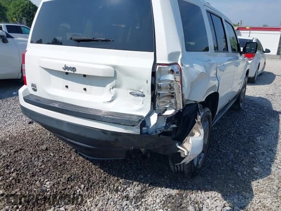 ✅ 2015 Jeep Patriot Latitude • VIN: 1C4NJPFA2FD400266 • Lot: 42450505. Wystawiony na IAAI z przebiegiem 96 939 mil. Bezpłatny archiwum sprzedaży aukcyjnych z USA i szczegółowy raport historii pojazdu na DreamBid. Zdjęcie 6.