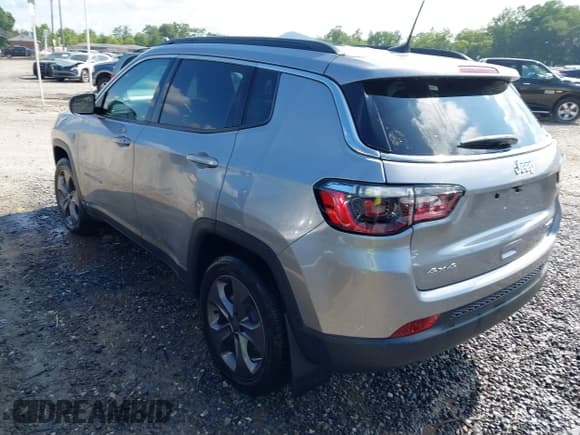 ✅ 2022 Jeep Compass Latitude Lux • VIN: 3C4NJDFB3NT134515 • Lot: 42699067. Wystawiony na IAAI z przebiegiem 2 994 mil. Bezpłatny archiwum sprzedaży aukcyjnych z USA i szczegółowy raport historii pojazdu na DreamBid. Zdjęcie 3.