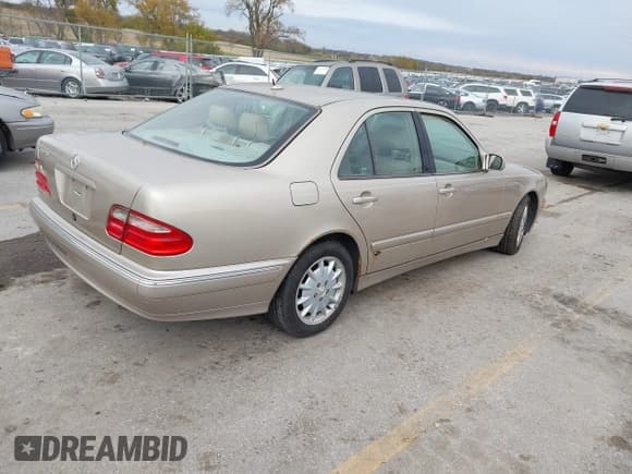 ✅ 2001 Mercedes-Benz E 320 • VIN: WDBJF65J61B275626 • Лот: 43577606. Опубликован ранее на IAAI с пробегом 164 033 миль. Бесплатный доступ к архиву аукционных продаж из США и подробный отчёт об истории автомобиля на DreamBid. Изображение 4.