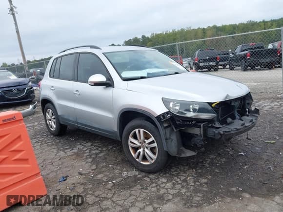 ✅ 2016 Volkswagen Tiguan S • VIN: WVGAV7AXXGW606712 • Lot: 43321723. Wystawiony na IAAI z przebiegiem 95 556 mil. Bezpłatny archiwum sprzedaży aukcyjnych z USA i szczegółowy raport historii pojazdu na DreamBid. Zdjęcie 1.