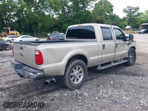 ✅ 2010 Ford F-250 XL • VIN: 1FTSW2AR4AEB11767 • Lot: 42490922. Wystawiony na IAAI z przebiegiem 258 343 mil. Bezpłatny archiwum sprzedaży aukcyjnych z USA i szczegółowy raport historii pojazdu na DreamBid. Zdjęcie 4.