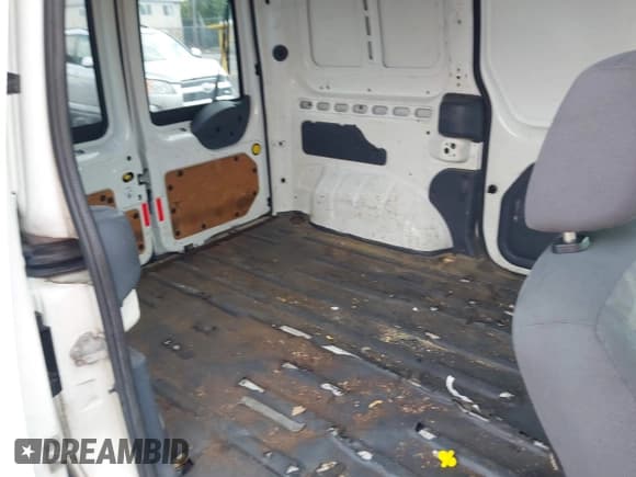 ✅ 2013 Ford Transit Connect XL • VIN: NM0LS7CN1DT158615 • Lot: 42656558. Wystawiony na IAAI z przebiegiem 146 342 mil. Bezpłatny archiwum sprzedaży aukcyjnych z USA i szczegółowy raport historii pojazdu na DreamBid. Zdjęcie 8.