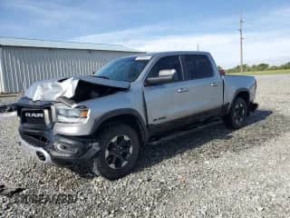 2020 Ram 1500 Rebel z VIN 1C6SRFLT7LN199084, wystawiony jako Copart lot #64990655 z przebiegiem 143 021 mil mil oraz Nie do naprawy • Non repairable. Historia ofert i sprzedaży dostępna na DreamBid. Obrazek 1.