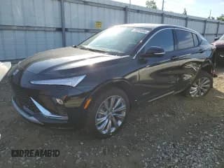 ✅ 2024 Buick Envista Avenir • VIN: KL47LCE25RB067657 • Лот: 72224554. Опубликован ранее на Copart с пробегом 11 072 миль. Бесплатный доступ к архиву аукционных продаж из США и подробный отчёт об истории автомобиля на DreamBid. Изображение 1.