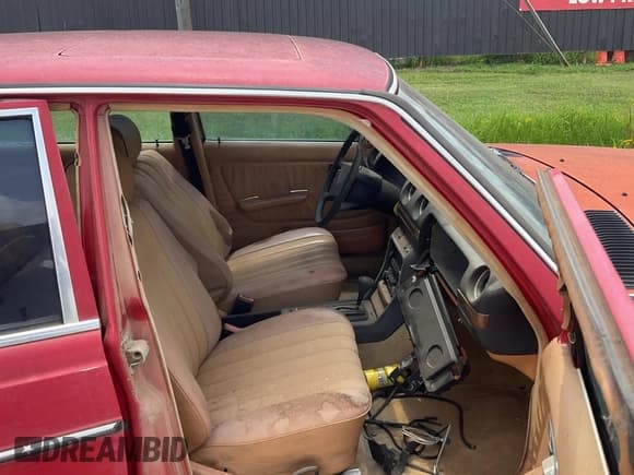 ✅ 1983 Mercedes-Benz 300 D • VIN: WDBAB33A8DB016749 • Lot: 64882425. Listed on Copart with 142,302 mi. Free auction sales archive from the USA and detailed vehicle history report at DreamBid. Image 5.