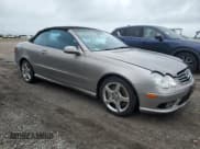 ✅ 2005 Mercedes-Benz CLK 500 • VIN: WDBTK75G35T044178 • Lot: 73940824. Wystawiony na Copart z przebiegiem Nie podano. Bezpłatny archiwum sprzedaży aukcyjnych z USA i szczegółowy raport historii pojazdu na DreamBid. Zdjęcie 4.