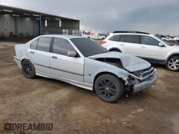 1998 BMW 3 Series z VIN WBACD3328WAV23184, wystawiony jako Copart lot #58570555 z przebiegiem 181 087 mil mil oraz Szkoda całkowita • Salvage title. Historia ofert i sprzedaży dostępna na DreamBid. Obrazek 4.