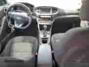 2018 Hyundai Ioniq SEL z VIN KMHC75LCXJU103251, wystawiony jako Copart lot #55672374 z przebiegiem 62 676 mil mil oraz Szkoda całkowita • Salvage title. Historia ofert i sprzedaży dostępna na DreamBid. Obrazek 8.